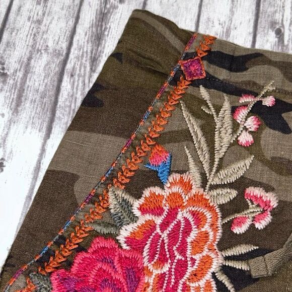 Johnny Was Burke Linen Shorts - Picture 7 of 11